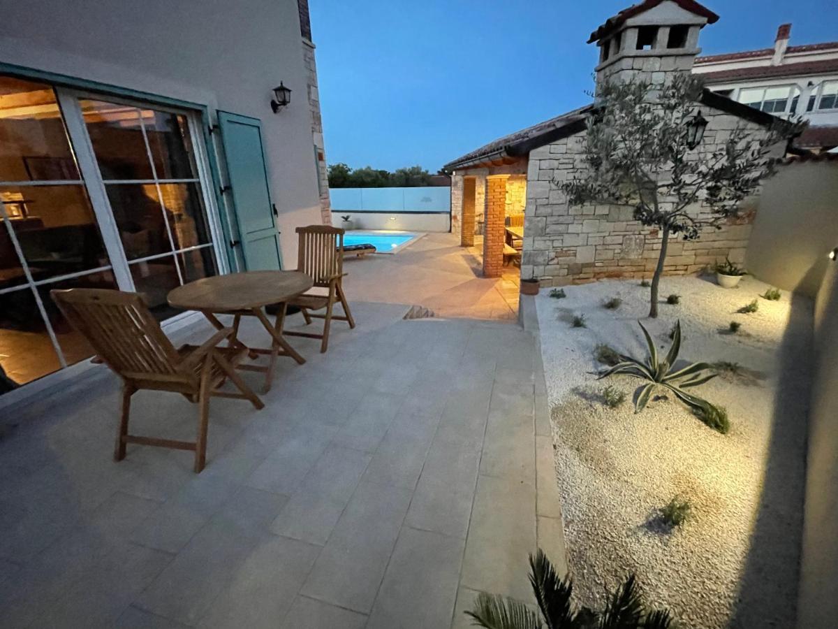 Moderne Istrische Steinvilla - 4 Sterne Mit Privatem, Beheizbaren Pool & Meerblick Kavran 외부 사진